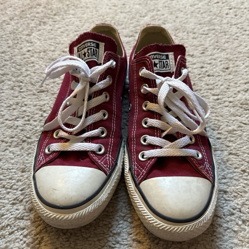 Converse Low Top Burgundy Sneakers